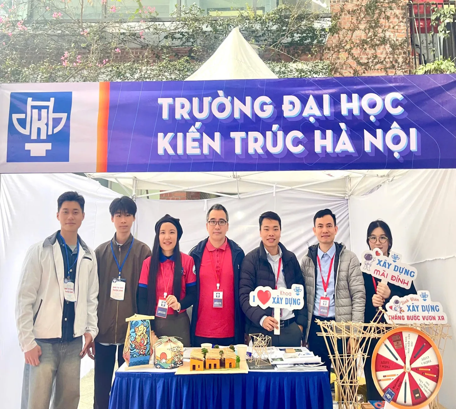 "Team Lương Thế Vinh" háo hức tìm hiểu Trường Đại học Kiến trúc Hà Nội tại ngày hội tư vấn tuyển sinh